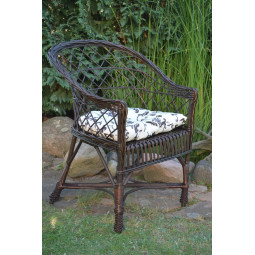 Tmavo hnedé prútené kreslo...