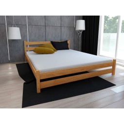 Klasická drevená posteľ s...