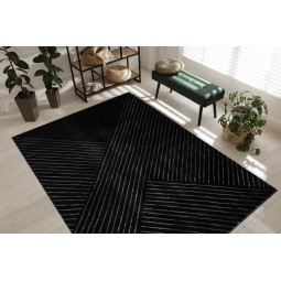 Čierny vzorovaný koberec...